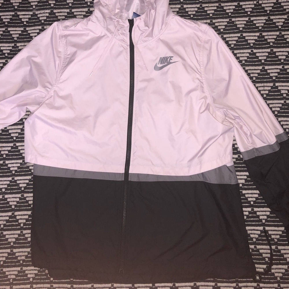 SUPER CUTE NIKE WINDBREAKER✨